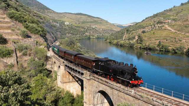 Viagem de comboio do Douro ao Pinhão